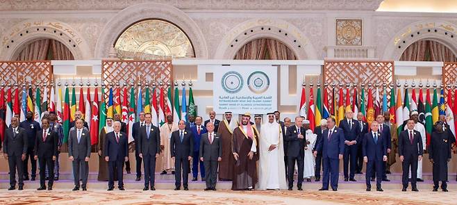 아랍 각국의 정상들이 11일(현지시간) 사우디아라비아 리야드에서 열린 아랍연맹·이슬람협력기구 공동정상회의에서 기념촬영을 하고 있다. EPA연합뉴스