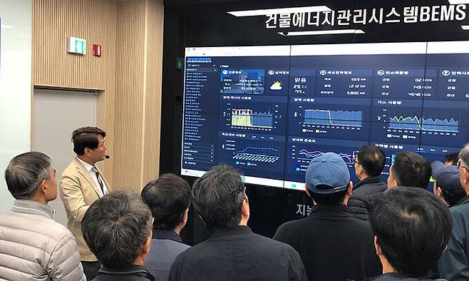 5일 서울 용산구 한국폴리텍대학교 서울정수캠퍼스 제2공학관에서 지능형에너지설비과 신중년특화과정 훈련생들이 홍경표 산학겸임교원으로부터 건물에너지관리시스템(BEMS) 설명을 듣고 있다. 이지민 기자