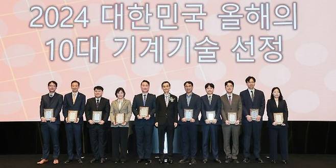 13일 서울 엘타워에서 진행된 ‘2024 올해의 10대 기계기술’ 시상식에서 두산에너빌리티 이광열 전무(왼쪽에서 두번째)가 기념촬영을 하고 있다.ⓒ두산에너빌리티