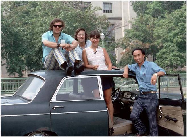 김성호 박사는 MIT 박사후연구원 시절 친구들과 작은 핵산인 UpA의 구조를 밝히는 취미 연구 프로젝트를 함께 했다. MIT 캠퍼스를 배경으로 찍은 사진으로 왼쪽부터 네드 시먼, 조엘 수스먼, 헬렌 버먼, 김성호다. 네 사람은 스스로 'UpA 갱단(gang)'이라고 불렀다. 김성호 제공