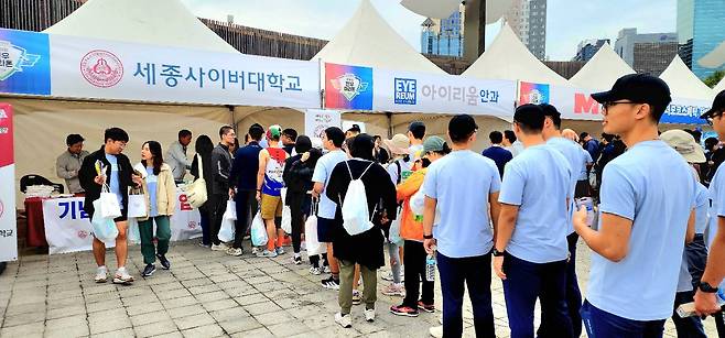 지난 10월 6일, 제20회 국방일보 전우마라톤 대회에 참가한 장병들이 세종사이버대학교의 입학 안내 홍보물을 받고 있다.