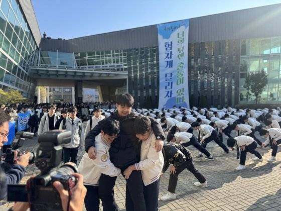 2025년 대학수학능력시험(수능)을 하루 앞둔 13일 오전 서울 강남구 중동고에서 1~2학년 학생들이 군무와 함께 구호를 외치며 3학년 수험생들을 응원하고 있다. 이보람 기자