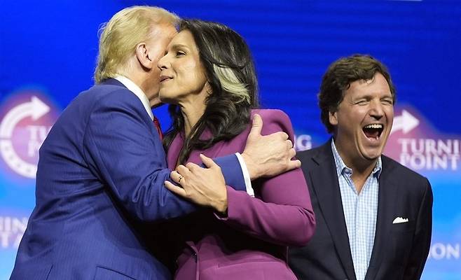 도널드 트럼프 당선인과 선거유세를 한 터커 칼슨(우측). / 사진=AP 연합뉴스 자료