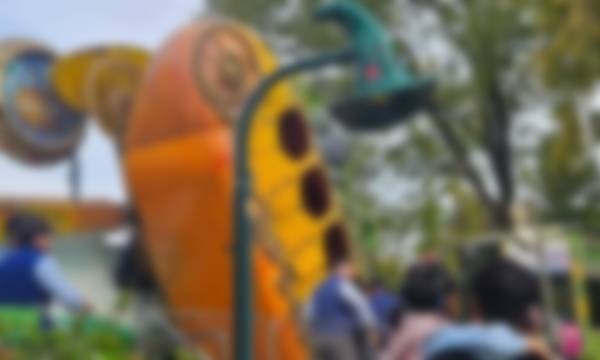 지난 9일 오후 4시쯤 경주월드 내 어린이 놀이기구인 '글린다의 매직펌킨' 놀이기구가 운용 중 추락 모습. 독자제공