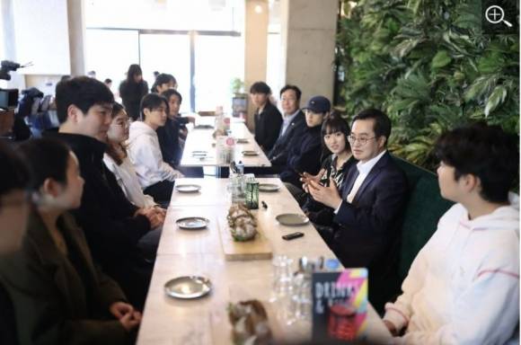 김 지사가 지난달 30일(현지시간) 네덜란드 에인트호번공대를 찾아 한국 유학생과 오찬 간담회를 갖고 있다. 경기도 제공