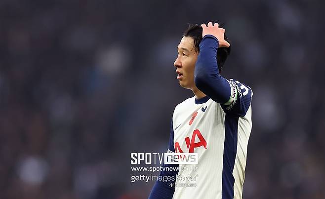 ▲ 사우디아라비아가 또 손흥민을 노린다. 지난해 여름 거액의 돈다발로 손흥민을 유혹했다가 거절당한 바 있다. 손흥민은 프리미어리그 잔류를 선언하며 토트넘에 대한 애정을 나타냈다. 시간이 지났고, 토트넘은 손흥민과 연장 계약 소식을 알리지 않고 있다. 감감무소식에 손흥민 측도 분노했다는 영국 현지 보도가 터졌다. 급기야 사우디아라비아 이적설까지 불거졌다. 토트넘이 1년 연장 팀 옵션만 발동할 경우 내년 여름 이적설은 또 불거질 전망이다.