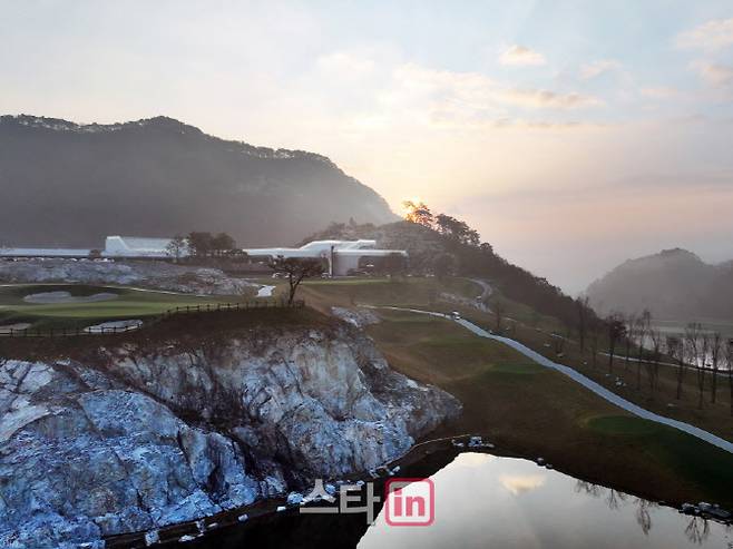 코스에서 바라본 성문안CC 클럽하우스. (사진=성문안CC)
