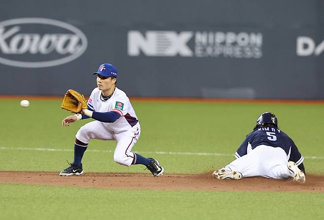 13일 오후 대만 타이베이돔에서 열린 2024 세계야구소프트볼연맹(WBSC) 프리미어12 B조 조별리그 대한민국과 대만의 경기. 6회초 1사 1루에서 1루 주자 김도영이 도루를 성공하고 있다. 사진 | 타이베이=연합뉴스