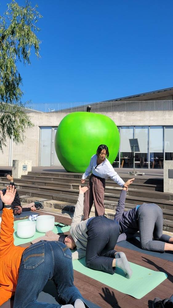 ‘비우는 제주’라는 주제로 본태박물관에서 진행 중인 팀장 인센티브투어. 참가자들은 도슨트 테라피, 잔디 요가, 싱잉볼명상테라피 등을 통해 공간이 주는 울림 속에서 비움을 체험하는 기회를 가질 수 있었다. (본태박물관 제공)