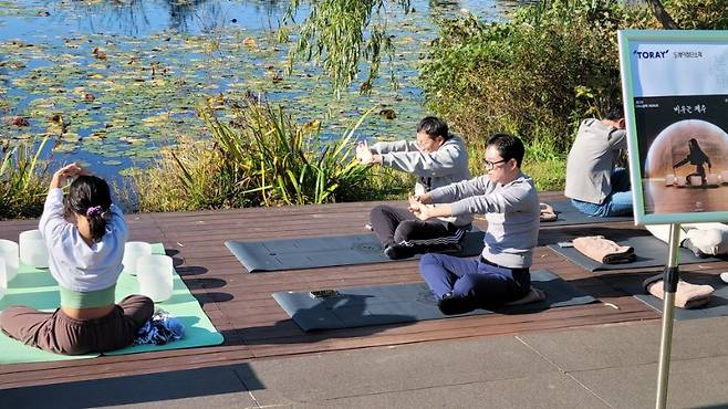 ‘비우는 제주’라는 주제로 본태박물관에서 진행 중인 팀장 인센티브투어. 참가자들은 도슨트 테라피, 잔디 요가, 싱잉볼명상테라피 등을 통해 공간이 주는 울림 속에서 비움을 체험하는 기회를 가질 수 있었다. (본태박물관 제공)