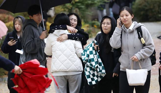 2025학년도 대학수학능력시험을 마친 수험생들이 14일 서울 중구 이화여자외고 시험장에서 나오고 있다. 김호영 기자