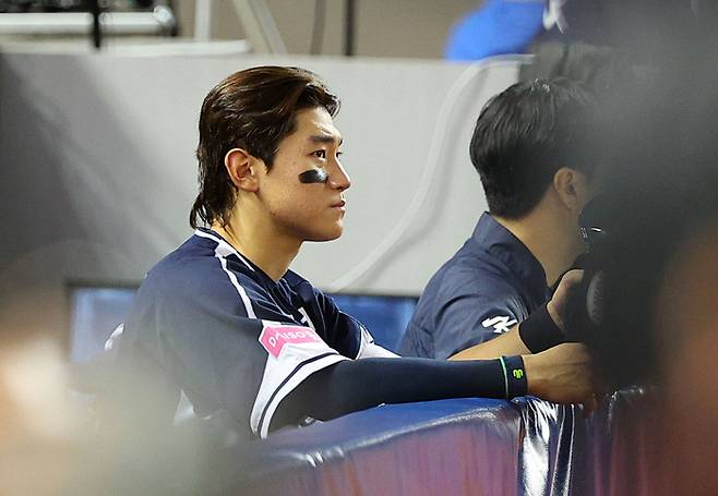 한국 야구대표팀 김도영이 13일 대만 타이베이돔에서 열린 세계야구소프트볼연맹(WBSC) 프리미어12 2024 조별리그 B조 1차전 대만과 경기에서 경기를 지켜보고 있다. 타이베이 | 연합뉴스