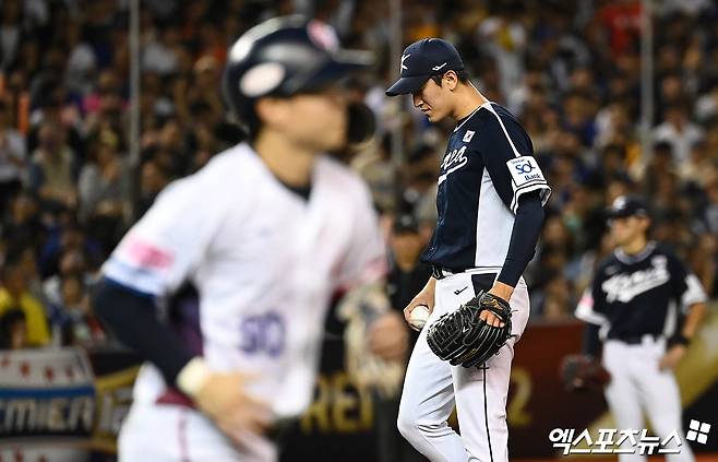 대표팀 투수 고영표는 13일 대만 타이베이 타이베이돔에서 열린 '2024 세계야구소프트볼연맹(WBSC) 프리미어12' 조별리그 B조 첫 경기 대만전에서 선발 등판했지만, 2회말 홈런 2개를 내주며 6실점으로 무너졌다. 타이베이(대만), 박지영 기자