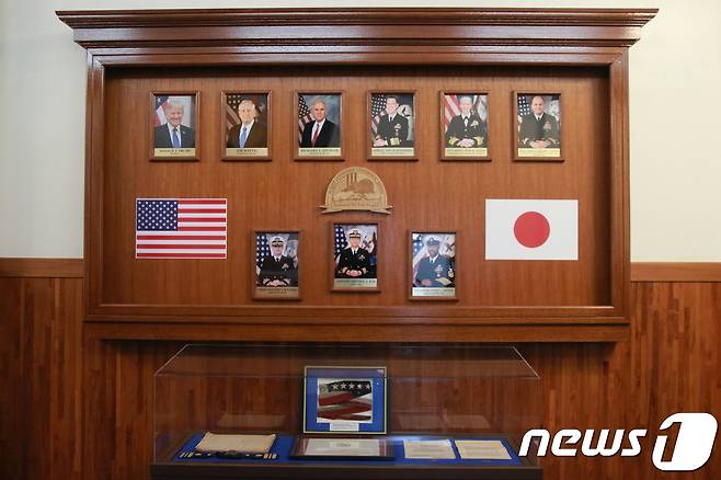 미국 해군7함대사령부가 있는 일본 가나가와(神奈川)현 요코스카(橫須賀) 해군 기지 사무실 앞에 도널드 트럼프 미국 대통령과 제임스 매티스 미 국방장관, 제프리 김 요코스카 해군기지사령관 등의 사진이 걸려 있다. (사진은 기사 내용과 무관함) / 뉴스1 ⓒ News1 2018.12.3/뉴스1 ⓒ News1 성도현 기자