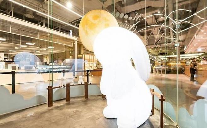 디지털 디자인·아트 업체 디스트릭트와 강릉 툇마루가 더현대서울에서 운영 중인 미디어아트를 접목한 팝업스토어 ‘문 오버 강릉’ 모습. 디스트릭트 제공