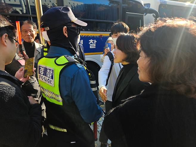15일 오후 이재명 대표의 공판 후 법원을 나오던 안귀령 민주당 도봉갑 당협위원장이 이 대표 구속을 촉구하는 시위대와 말다툼을 하다가 경찰의 제지를 받고 있다. /안준현 기자