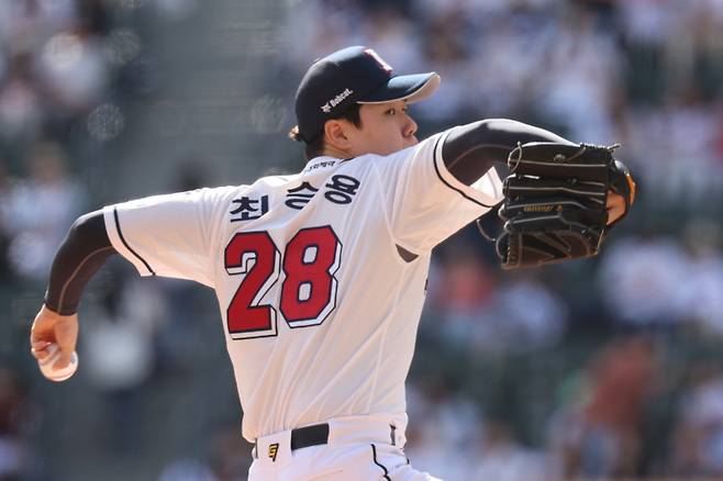 <yonhap photo-4247=""> 지난 10월 3일 서울 잠실야구장에서 열린 2024 신한 SOL뱅크 KBO 포스트시즌 와일드카드 결정 2차전 kt wiz와 두산 베어스의 경기. 1회초 두산 선발 최승용이 역투하고 있다. 사진=연합뉴스</yonhap>