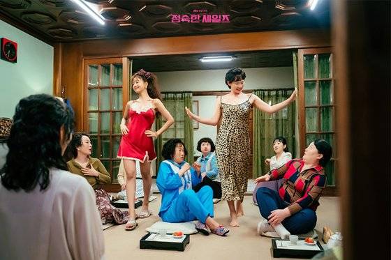 직접 슬립을 입고 적극적으로 홍보 중인 방판 시스터즈의 모습. 사진 JTBC