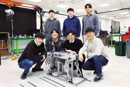 KAIST 기계공학과의 황보제민(아랫줄 맨 오른쪽) 교수 연구팀과 4족 보행 로봇 ‘라이보’