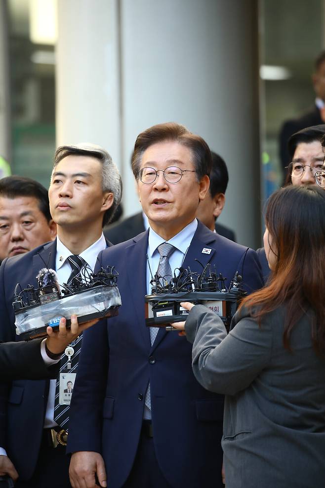 더불어민주당 이재명 대표가 15일 오후 서울 서초구 서울중앙지법에서 열린 공직선거법 위반 혐의 관련 1심 선고 공판을 마친 뒤 법원 청사를 나서고 있다. Ⓒ시사저널 임준선