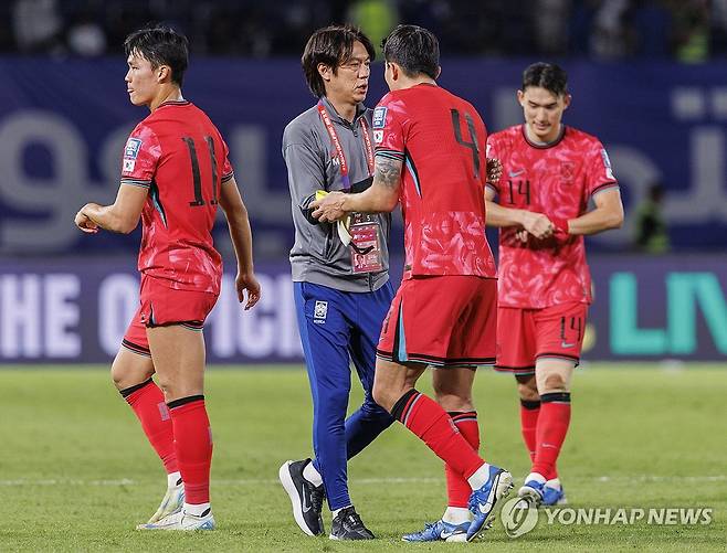 태극전사 쿠웨이트전 3-1 승리 (쿠웨이트시티=연합뉴스) 황광모 기자 = 14일 오후(현지시간) 쿠웨이트 자베르 알 아흐메드 국제 경기장에서 열린 2026 북중미 월드컵 아시아지역 3차 예선 B조 5차전 한국과 쿠웨이트의 경기.
한국 축구대표팀의 홍명보 감독이 쿠웨이트를 3-1로 제압한 뒤 승리를 선수들을 격려하고 있다. 2024.11.15 hkmpooh@yna.co.kr