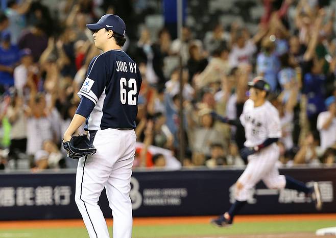 15일 오후 대만 타이베이돔에서 열린 세계야구소프트볼연맹(WBSC) 프리미어12 2024 B조 조별리그 대한민국과 일본의 경기. 7회말 1사 1루에서 모리시타 쇼타에게 투런 홈런을 허용한 정해영이 아쉬워하고 있다. 사진 | 타이베이=연합뉴스