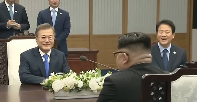 2018년 4월 27일 판문점에서 북한의 김정은과 만난 문재인 전 대통령과 임종석 전 대통령 비서실장. /유튜브
