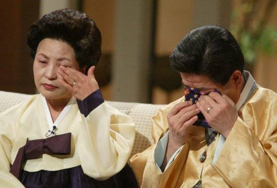 2002년 경기도 고양시 일산구 탄현 SBS에서 '한선교 정은아의 좋은 아침'에 출연한 노무현 당시 대통령당선자와 권양숙 여사가 지난 시절을 회상하며 눈물을 흘리고 있다. 국회사진기자단