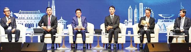 이복현 금융감독원장과 금융회사 대표들이 지난 13일 홍콩 그랜드하얏트호텔에서 열린 투자설명회(IR)에서 해외 투자자의 질문에 답하고 있다. 왼쪽부터 이수용 칼라일 아태지역 대표, 김성환 한국투자증권 사장, 함영주 하나금융지주 회장, 이 원장, 진옥동 신한금융지주 회장, 원종규 코리안리재보험 대표. /금융감독원 제공