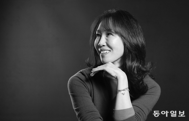 한국 문단에서 범죄스릴러의 대가로 불리는 소설가 정유정. 이번 신작 ‘영원한 천국’에선 등단 17년 만에 한 번도 다루지 않은 SF 로맨스 장르에 도전했다. ‘정유정 스타일’로 통하는 범죄스릴러가 아님에도 ‘영원한 천국’은 전작들에 이어 베스트셀러 1위에 등극한다. 홍진환 기자 jean@donga.com