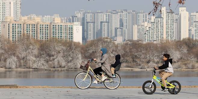 서울 여의도 한강공원을 찾은 외국인 가족이 자전거를 타며 나들이를 즐기고 있다. 2023.12.10/뉴스1 ⓒ News1