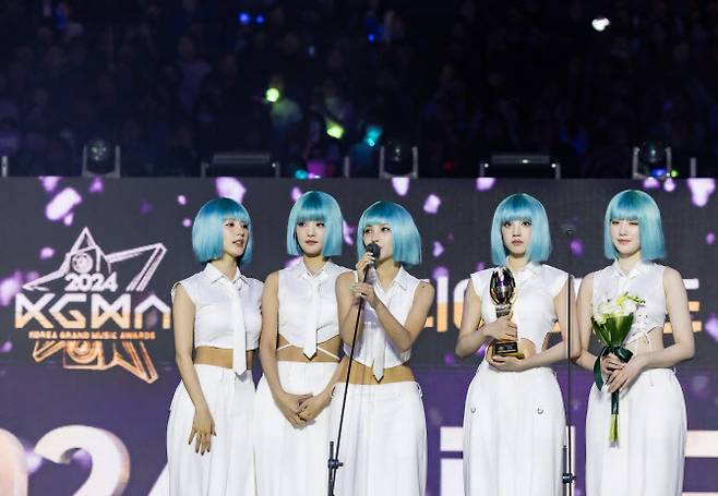 그룹 (여자)아이들이 16일 인천 중구 운서동 인스파이어 아레나에서 열린 ‘제1회 코리아 그랜드 뮤직 어워즈’(KGMA) 첫날 아티스트 데이에서 ‘2024 그랜드 레코드상’을 수상했다.(사진=KGMA 특별취재반)