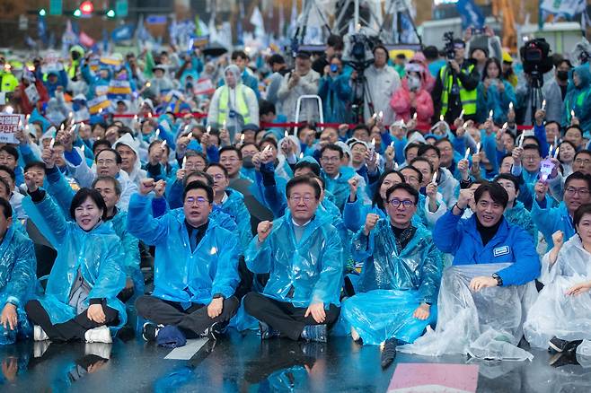 16일 오후 서울 종로구 광화문 앞에서 이재명 더불어민주당 대표를 비롯한 민주당 의원과 참석자들이 ’김건희 윤석열 국정농단 규탄·특검 촉구 제3차 국민행동의 날‘ 집회에 참가하고 있다. /장련성 기자