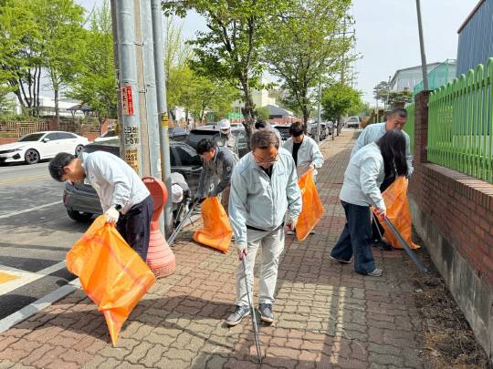 HK이노엔이 의약품 제조시설인 대소 사업장 주변에서 쓰레기를 주우며 환경정화활동을 진행하고 있다. HK이노엔 제공.