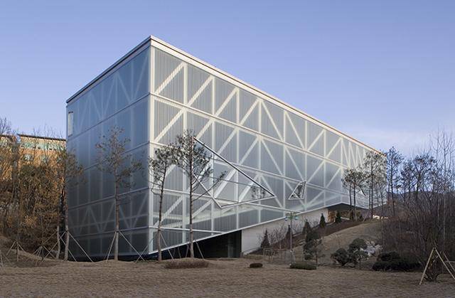 서울대학교 미술관은 매스가 경사지에 떠 있어 거대한 조각품을 연상시킨다.