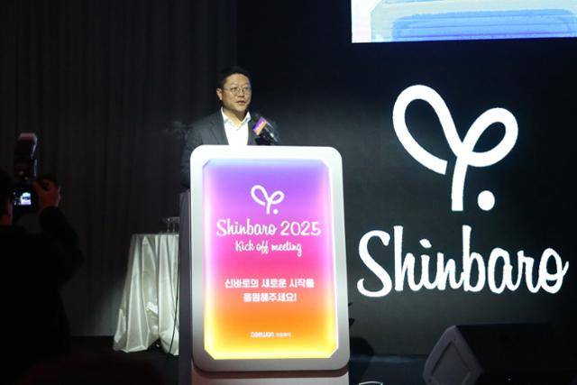 백인환 대원제약 사장이 지난 7일 서울 서초구 세빛섬 플로팅아일랜드에서 열린 골관절염 치료 천연물의약품 '신바로' 킥오프 행사에서 인사말을 하고 있다. 대원제약 제공