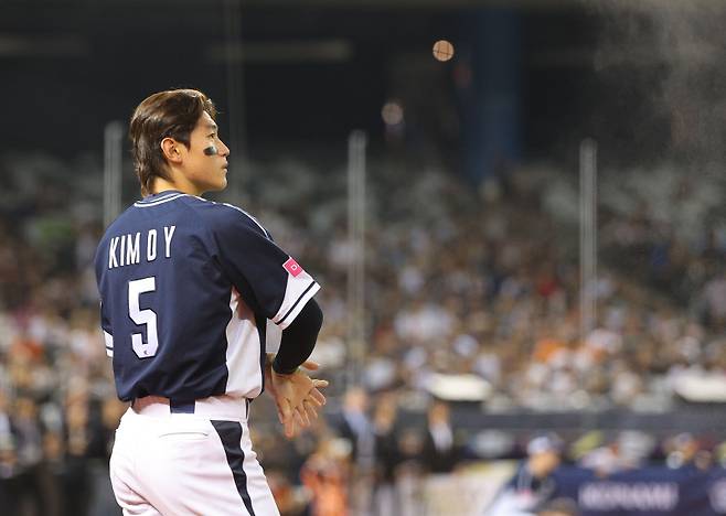 <yonhap photo-4624="">(타이베이=연합뉴스) 한종찬 기자 = 15일 오후 대만 타이베이돔에서 열린 세계야구소프트볼연맹(WBSC) 프리미어12 2024 B조 조별리그 대한민국과 일본의 경기. 김도영이 경기 준비를 하고 있다. </yonhap>