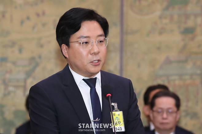 (서울=뉴스1) 이광호 기자 = 김태호 하이브 최고운영책임자가 24일 오후 서울 여의도 국회에서 열린 문화체육관광위원회의 문화체육관광부 등에 대한 종합국정감사에 출석해 의원 질의에 답하고 있다. 2024.10.24/뉴스1 Copyright (C) 뉴스1. All rights reserved. 무단 전재 및 재배포, AI학습 이용 금지. /사진=(서울=뉴스1) 이광호 기자