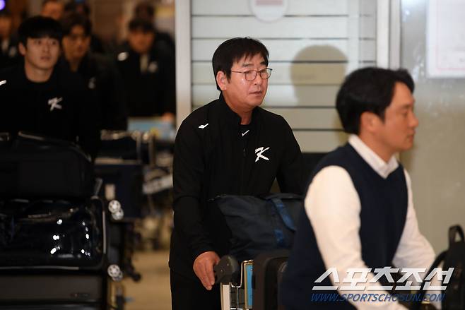 류중일 감독이 입국장을 나서고 있다.