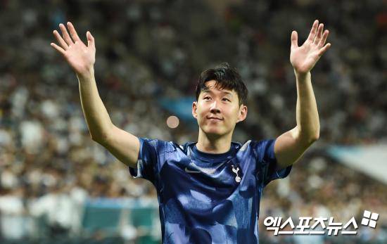 2015년부터 지금까지 토트넘 홋스퍼에 헌신하고 충성했던 손흥민의 충성심이 통했다. 토트넘 홋스퍼가 손흥민과 결국에는 재계약을 맺을 거라는 긍정적인 전망이 등장했다. 손흥민의 계약 연장 옵션을 발동하려는 이유가 손흥민을 다른 팀에 매각할 때 이적료를 받기 위해서가 아니라 손흥민과 재계약 조건을 두고 협상할 시간을 벌기 위해서라는 시각이다. 그간 손흥민이 보여준 충성심을 생각하면 다음 재계약은 보상처럼 느껴질 가능성이 높다. 사진 엑스포츠뉴스DB