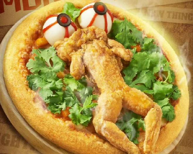 중국 피자헛이 게임 던전앤파이터와 협업을 진행하며 공개한 신메뉴 '고블린 피자'가 충격을 주고 있다.(사진=중국 피자헛 공식 블로그)