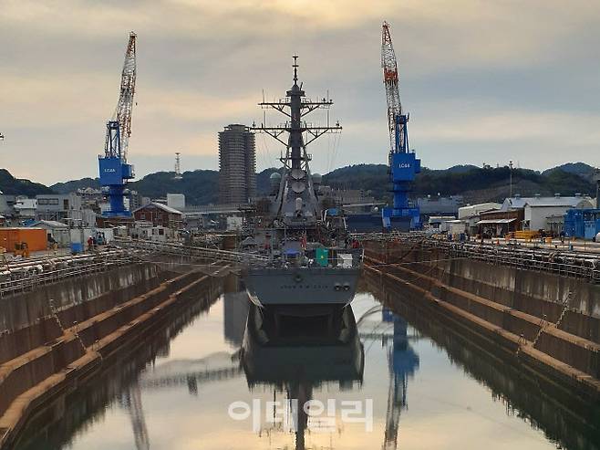 미 7함대사령부 모항인 일본 요코스카 기지에 미 해군 함정이 정비를 위해 도크에 들어와 있다. (사진=이데일리DB)