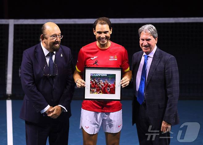 데이비스컵을 끝으로 은퇴하는 라파엘 나달(가운데).ⓒ AFP=뉴스1