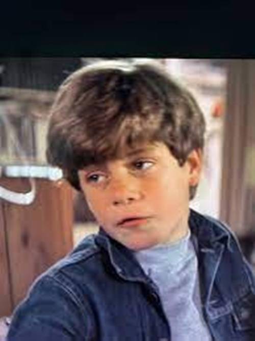 보통은 구니스에 나오는 저 캐릭터를 오른쪽 영화 주인공 마이키로 생각하기 쉽다