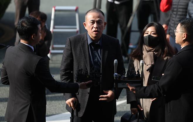 김건희 여사 공천 개입 의혹과 미래한국연구소의 불법 여론조사 의혹 등 사건의 핵심 인물인 명태균 씨가 11월8일 오전 경남 창원시 성산구 창원지방검찰청(창원지검)에 출석하고 있다. 오른쪽은 김소연 변호사. ⓒ연합뉴스