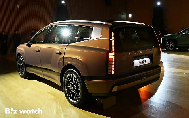 현대자동차가 21일 목요일 미국 로스앤젤레스 골드스테인 하우스에서 전동화 SUV '아이오닉 9'을 세계 최초로 공개한 가운데 경기 고양시 일산서구 킨텍스로 현대모터스튜디오 고양에서 아이오닉9 미디어갤러리가 진행되고 있다./사진=이명근 기자 qwe123@