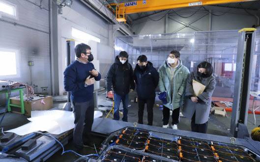 나용운(왼쪽 첫번째) 국립소방연구원 연구사가 최근 충남 아산에 있는 소방연구원을 방문한 서울소방학교 소속 소방관들을 대상으로 전기차 배터리 구조에 대해 설명하고 있다. (사진=소방청)