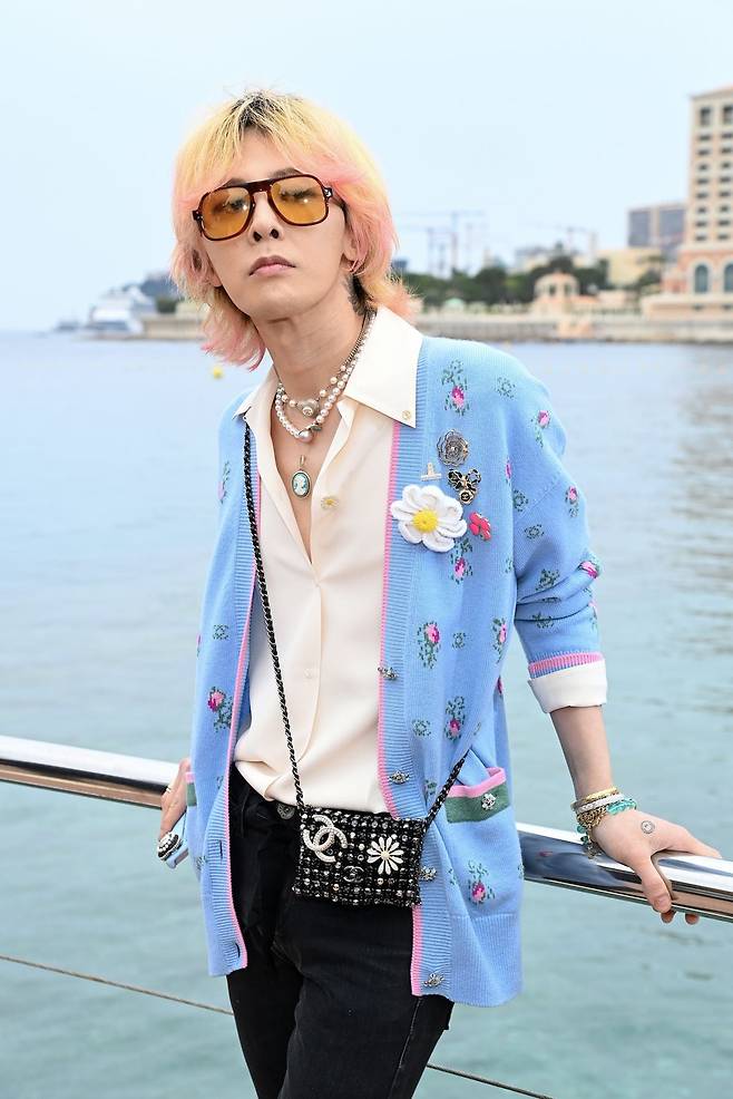 몬테카를로에서 열린 2023 샤넬 크루즈 컬렉션에 참석한 지드래곤. @xxxibgdrgn