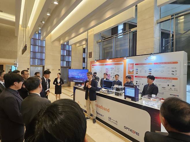 광통신 기업 네트워킹 데이 ‘데이터센터용 400G 광트랜시버’ 전시. ㈜옵티코어 제공