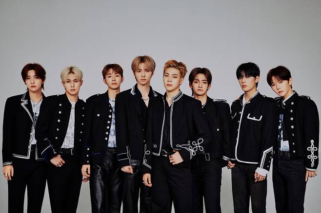 휘브. (왼쪽부터 인홍, 유건, 원준,진범,제이더 ,재하,이정, 하승) / 사진=씨제스 스튜디오)
